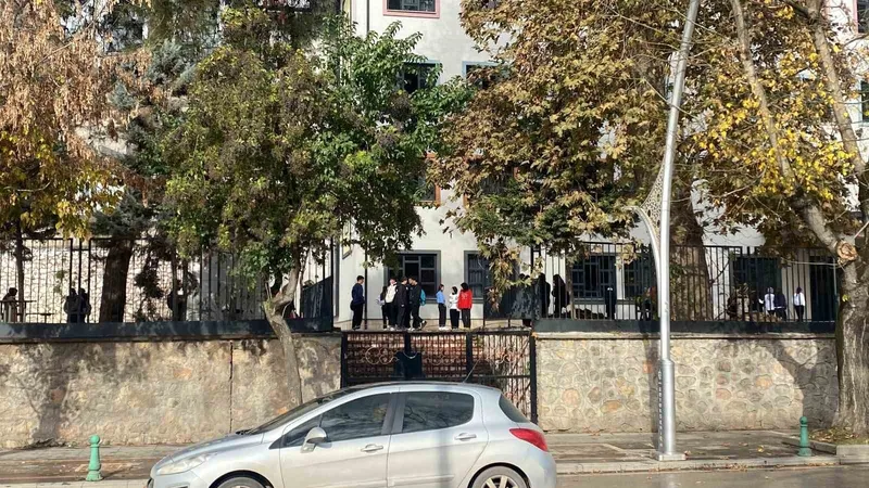 Lisede 3. kattan düşen öğrenci ağır yaralı
