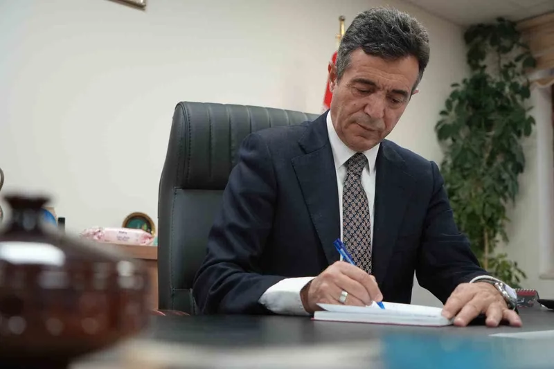 40 yıl önce mezun olduğu okula müdür olarak döndü: Bayburtlu eğitimci şimdi hatıra defteri tutuyor
