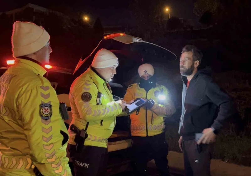 Polis dakikalarca dil döktü, alkolmetreyi üflemeyince yediği ceza katlandı
