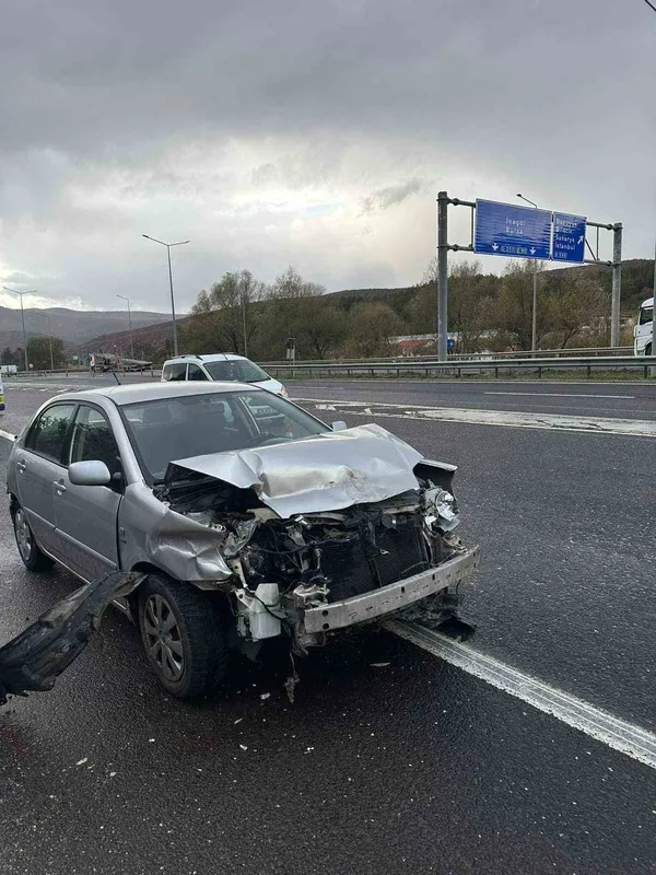 Bilecik’te otomobil beton bariyerlere çarptı: 2 yaralı

