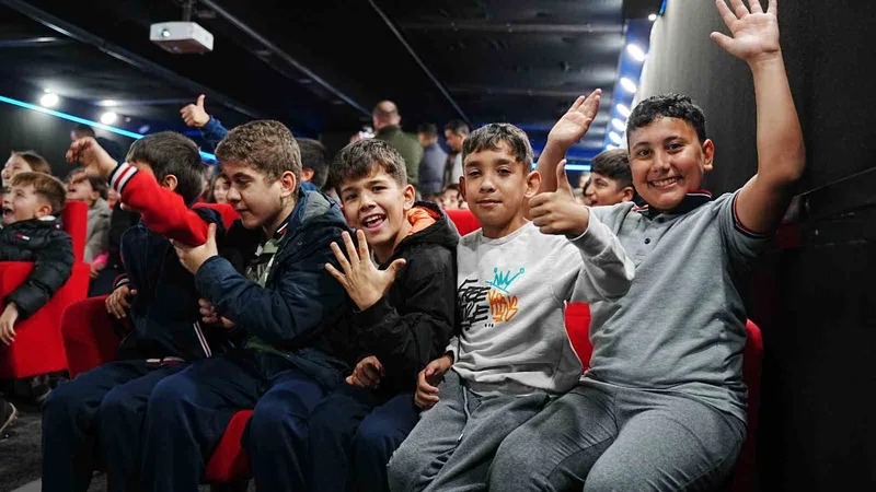 Gezen sinema tırı ve gezici kütüphane depremzede çocukları şenlendirdi
