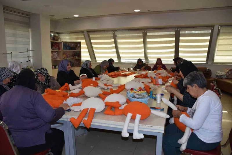 Kadınlar, lösemili çocuklara oyuncak bebek ve elbise dikmek için bir araya geldi
