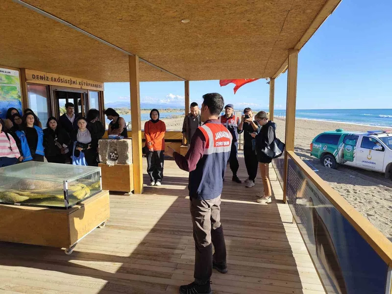 Jandarma’dan çevre koruma eğitimi ve kıyı temizliği
