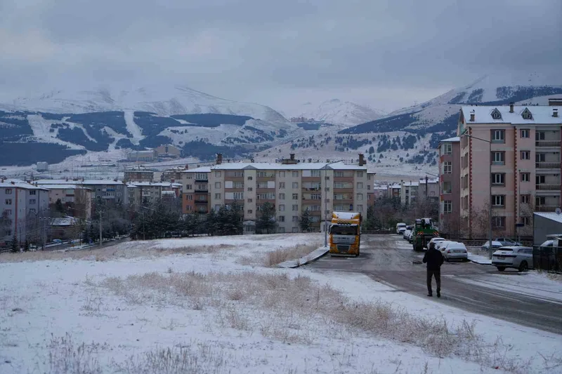 Erzurum güne karla uyandı
