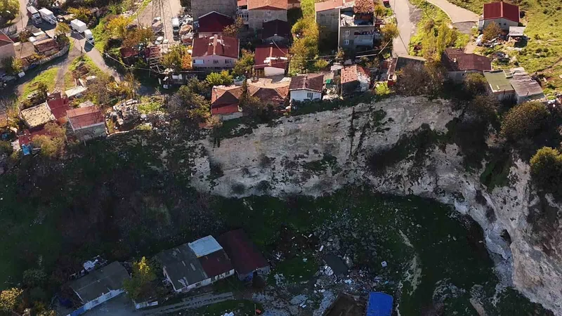 İstanbul’da uçurumun kenarında hayatlar
