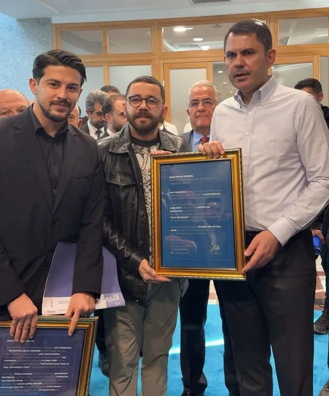 Bakan Kurum’a fuar davetiyesi takdim edildi
