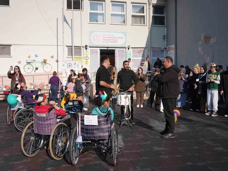 Okul bahçesi şenlik alanına döndü
