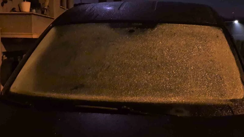 Bartın’da sıcaklık 4 dereceye kadar düştü, araç camları buz tuttu
