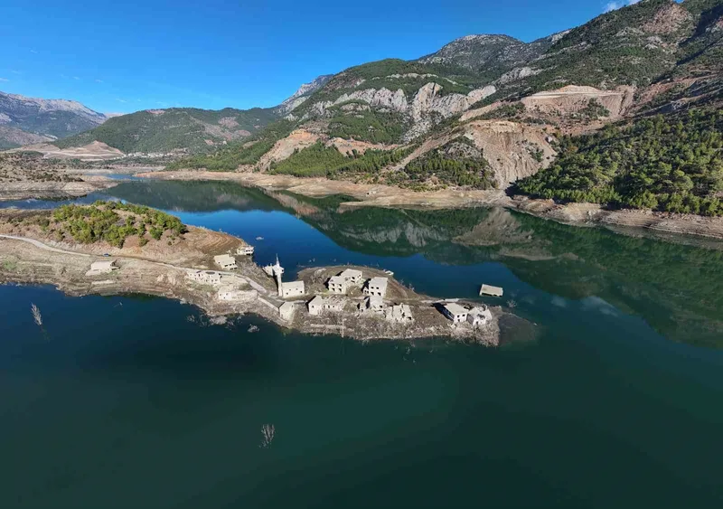 Kuraklık Kıbrıs’a içme suyu sağlayan barajı da vurdu: Su altındaki köy ortaya çıktı
