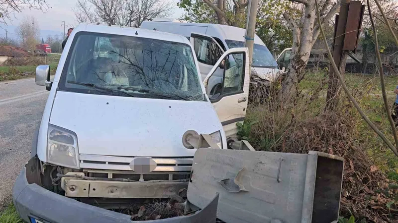 Servis minibüsü hafif ticari araçla çarpıştı: 11 yaralı
