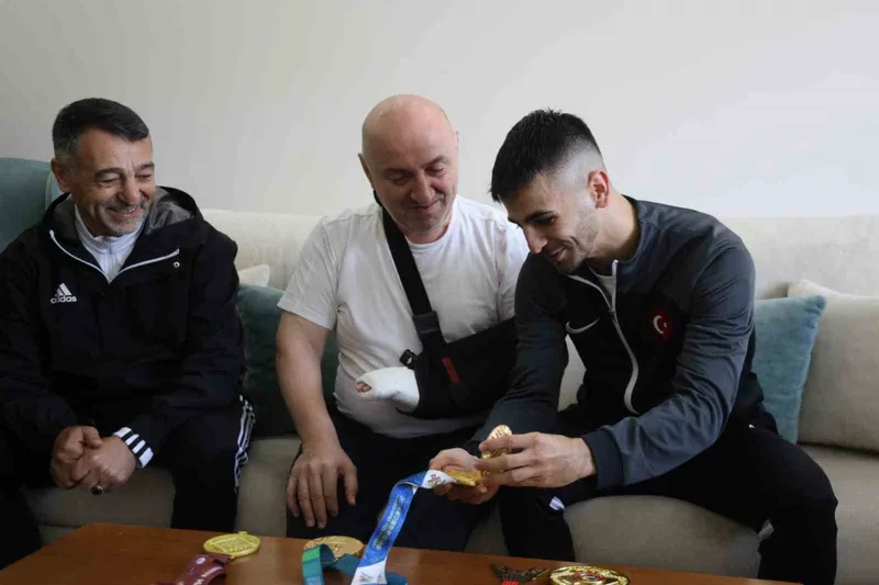 Dünya şampiyonu milli karateci Şamdan’dan Başkan Bıyık’a 