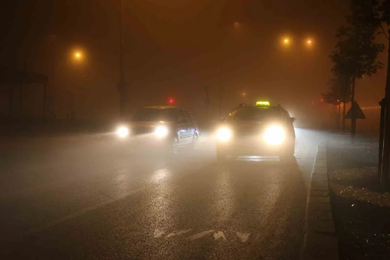 Sivas yoğun sise gömüldü, araçlar görünmez hale geldi
