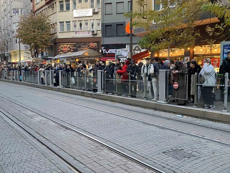 Teknik arıza sebebiyle tramvay seferleri aksadı, duraklarda yoğunluk oluştu
