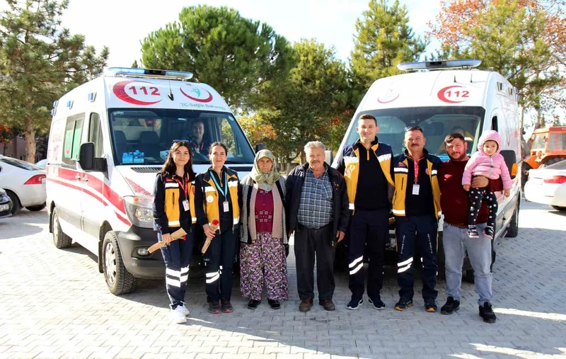 İki kez hayatını kurtaran sağlık çalışanlarını her fırsatta ziyaret ediyor
