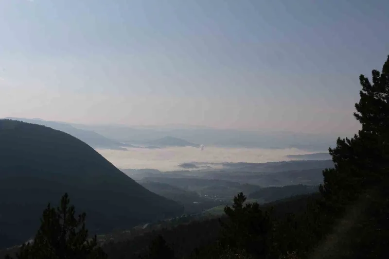 Tarihi ilçe sis tabakası altında kaldı
