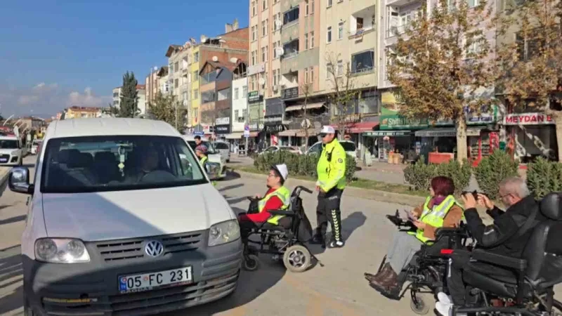 Amasya’da polis, sürücüleri engelli vatandaşlar için durdurdu
