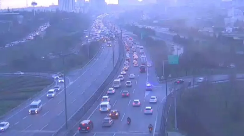 Bağcılar TEM Otoyolu’nda zincirleme kaza meydana geldi
