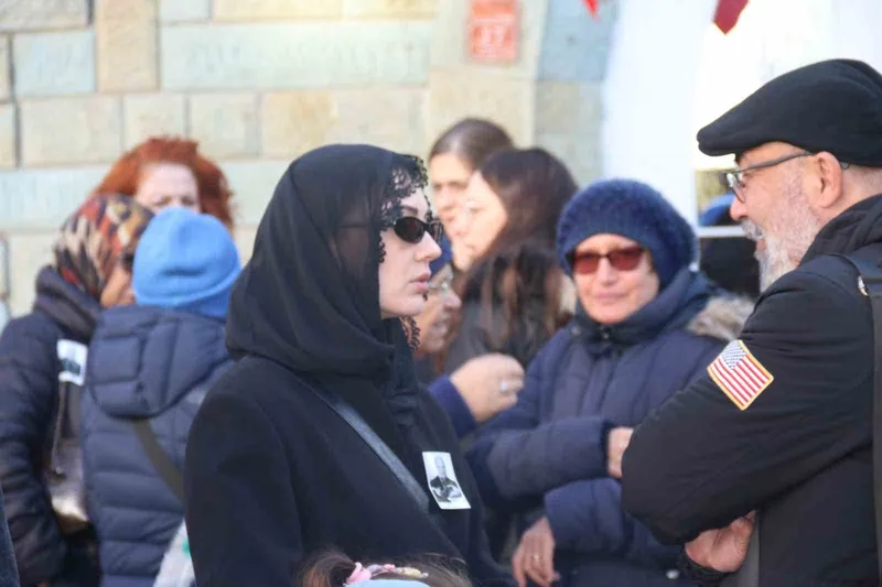 Ünlü oyuncu Burcu Özberk’in dedesi son yolculuğuna uğurlandı
