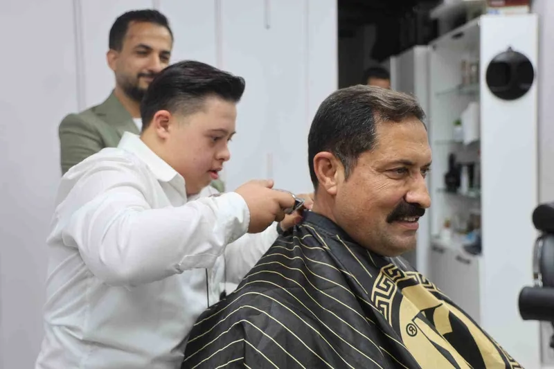 Down sendromlu kuaför Şükrü’den Vali Masatlı’ya yürek ısıtan tıraş
