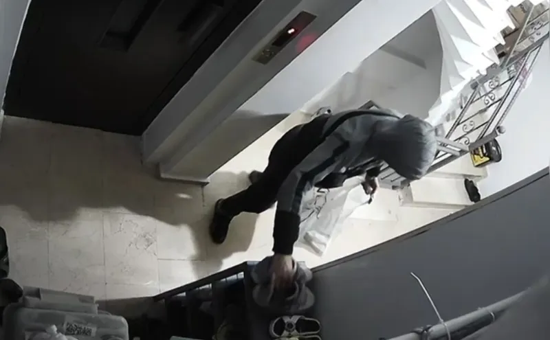 Sultangazi’de ayakkabı hırsızlığı: Onlarca çift ayakkabı çaldılar
