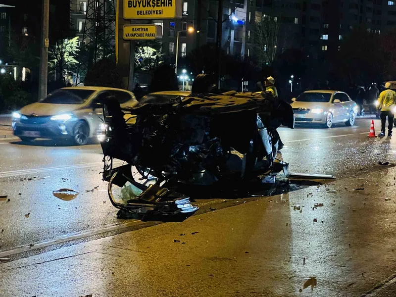 Konya’da ağaca çarpan otomobilden fırlayan yolcu kurtarılamadı

