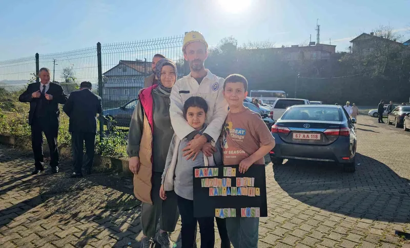 Madenden çıkıp okula koştular
