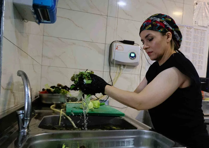 Büyükşehir EKDAĞ tesislerinde sebze ve meyveler ozonlu su ve gazla yıkanıyor
