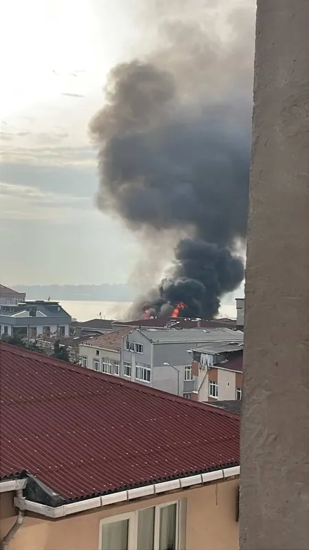 Küçükçekmece’de 4 katlı binanın çatı katından alevler yükseldi: O anlar kamerada
