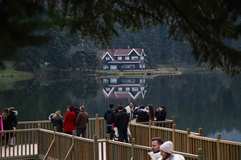 Gölcük Tabiat Parkı’nda kartpostallık manzara
