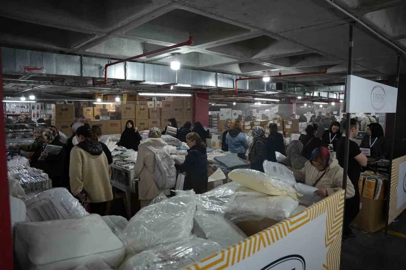 Bahçelievler’de vatandaşlar AVM’deki alışveriş indirimine koştu
