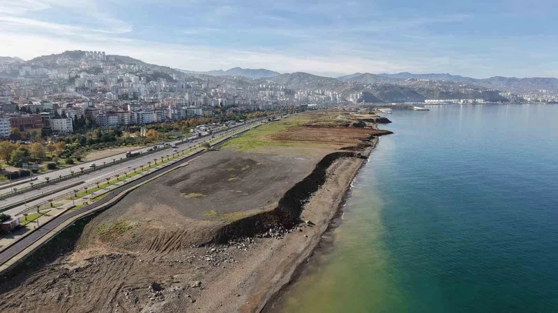 Tamamlandığında plaj alanıyla yıllar sonra Trabzon halkını denizle buluşturacak
