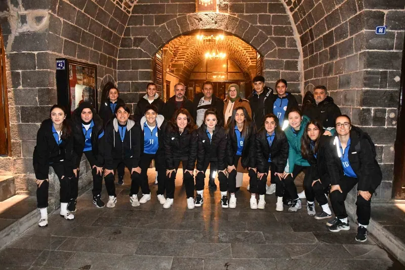 Siverek Belediyesi, Ağrı kadın futbolcularının konaklama masraflarını üstlendi
