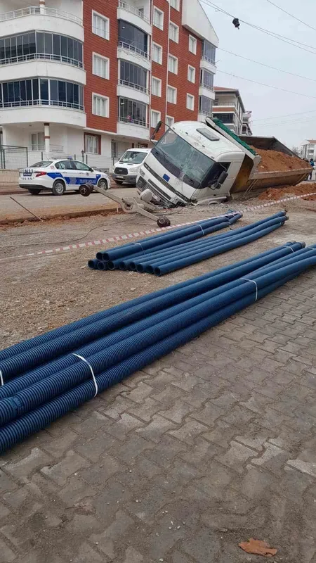 Park halindeki kamyon çukura düştü
