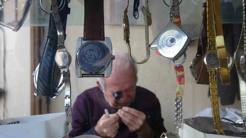76 yaşındaki saat ustası, 61 yıldır zamana ayar veriyor
