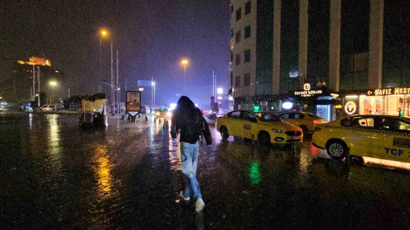 İstanbul’da beklenen sarı kodlu sağanak başladı
