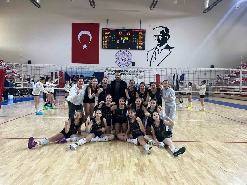 Melahat Ünügür Ortaokulu, Voleybol Yıldız Kız kategorisinde finalde

