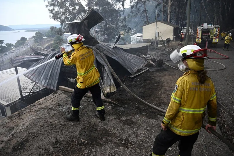 Avustralya’da orman yangınları: 16 ev küle döndü
