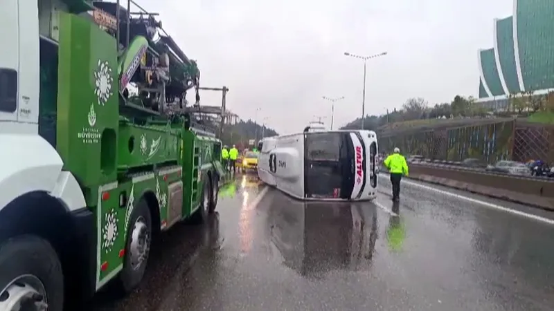 Maltepe’de servis minibüsü devrildi: 5 yaralı
