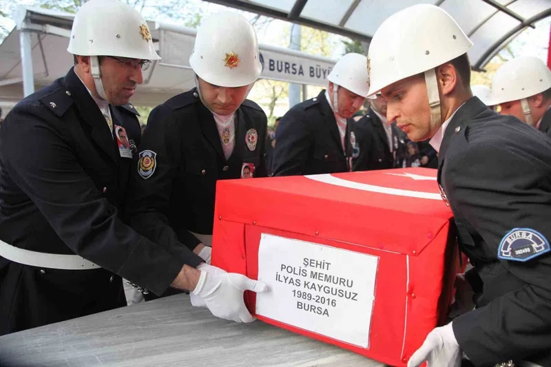 Şehit polisin babasının evi alevlere teslim oldu
