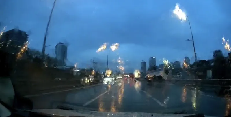 Maltepe’de minibüsün devrildiği anlar kamerada
