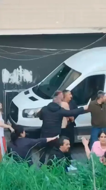 Esenyurt’ta park yeri kavgasında bıçaklar konuştu; o anlar kamerada
