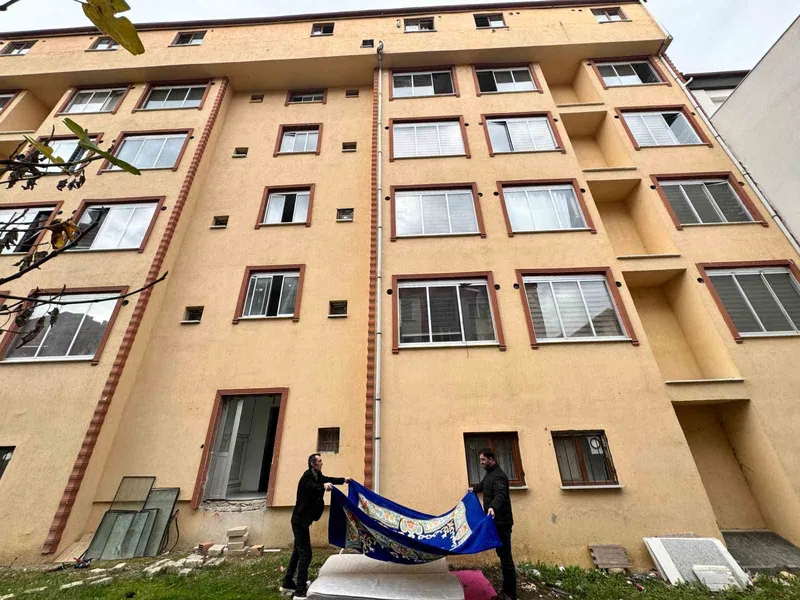 Mahsur kalan kedi için yatak taşıyıp battaniye gerdiler
