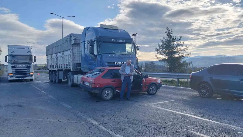 Tır, çarptığı otomobili 20 metre sürükledi
