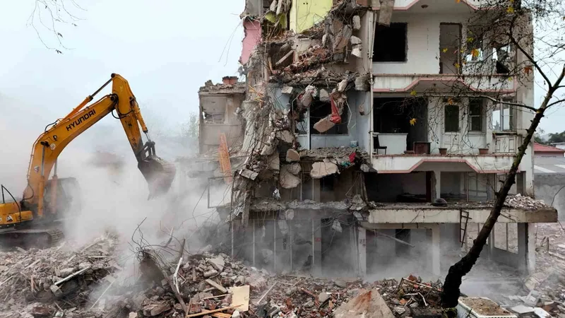 Sındırgı’da deprem sonrası yıkımlar yeniden başladı
