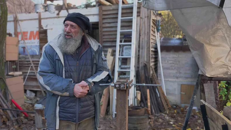 Erzurum’da geri dönüşüm ustası: Atıkları sanata dönüştürüyor
