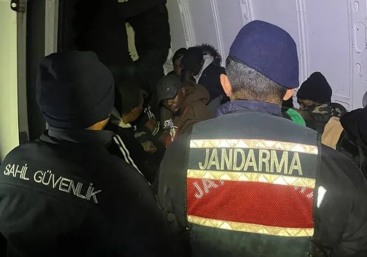 İzmir’de 27 düzensiz göçmen ve 4 göçmen kaçakçısı yakalandı

