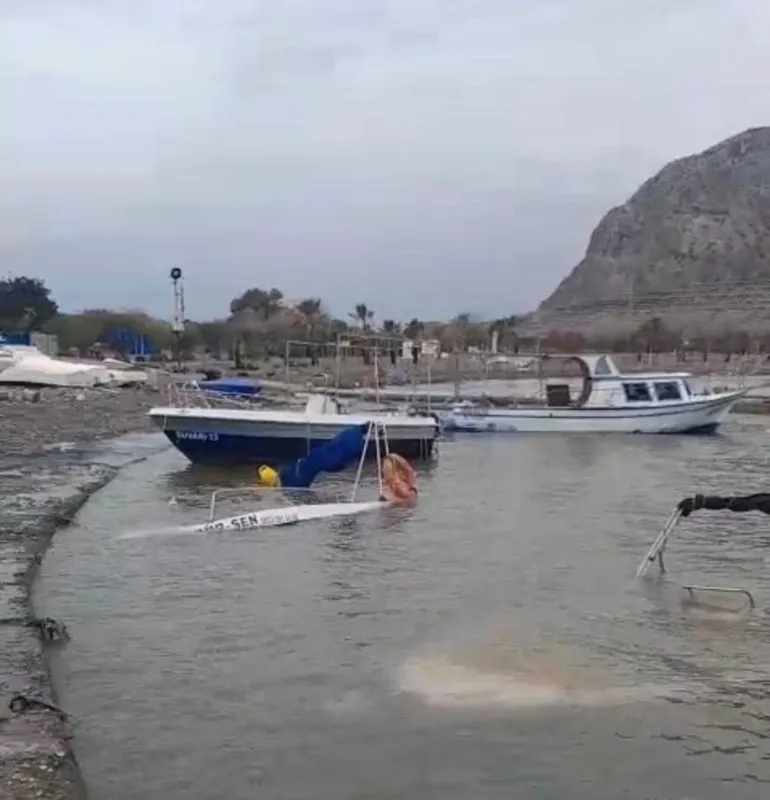 Silifke’de fırtına tekneleri batırdı
