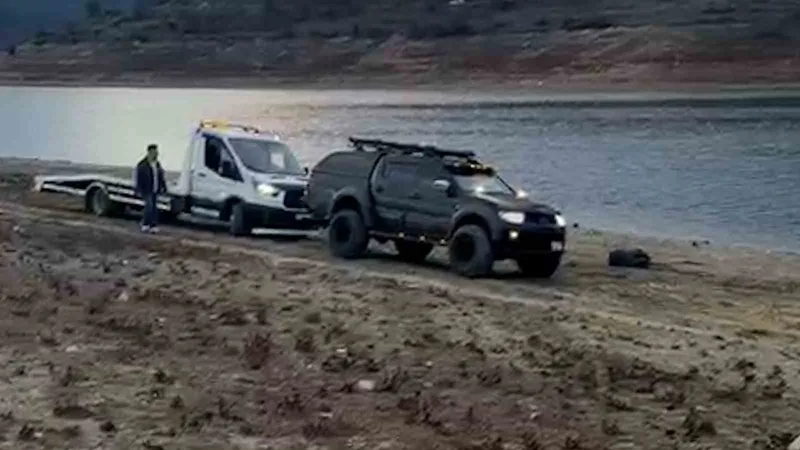 Çamura saplanan oto kurtarıcıyı pikap kurtardı
