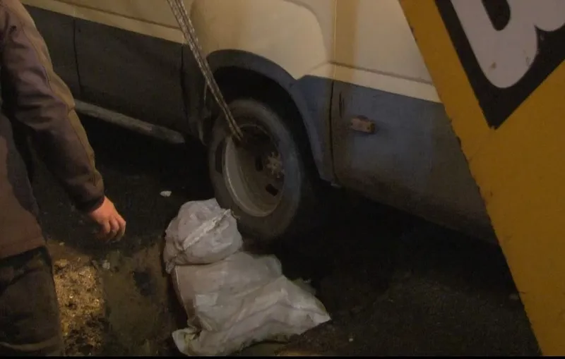 Küçükçekmece’de minibüs yağmur sonrası çöken yola düştü
