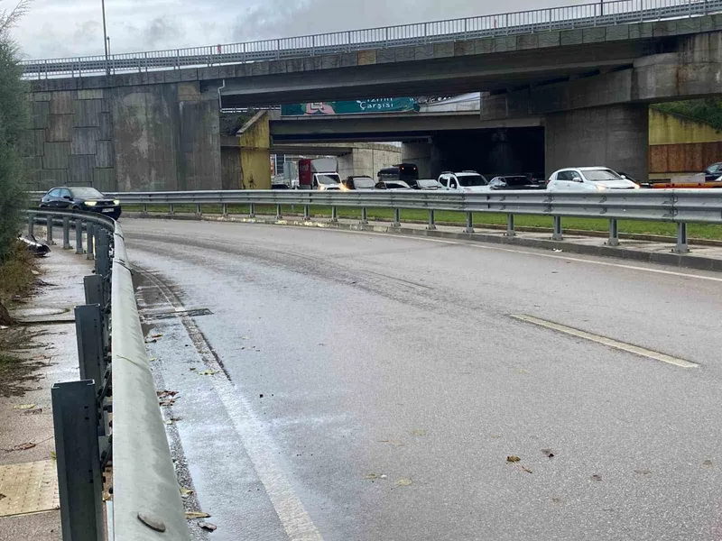 Yağışlı havada bariyere çarpan motosikletin sürücüsü hayatını kaybetti
